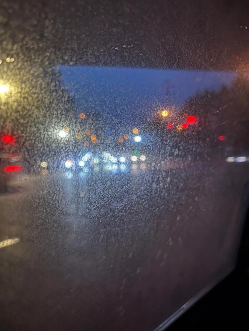 看着窗外烟雨中车水马龙(看着窗外烟雨中依旧车水马龙什么歌)